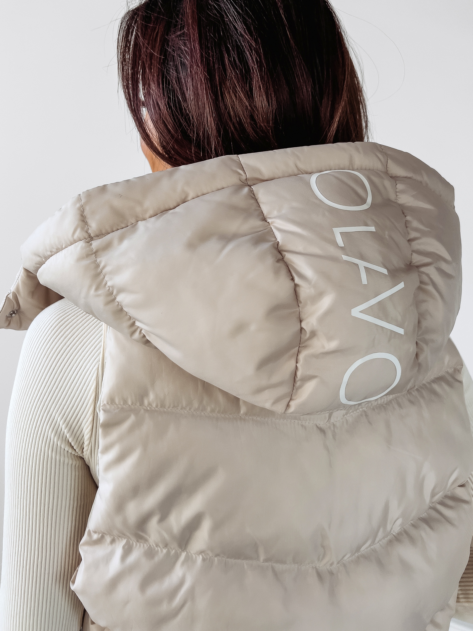 Kamizelka puchowa z kapturem BALI OLAVOGA beżowa Kamizelka puchowa z kapturem BALI OLAVOGA beżowa