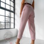 Spodnie eleganckie 7/8 z paskiem Tuwe pudrowe