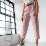 Spodnie eleganckie 7/8 z paskiem Tuwe pudrowe