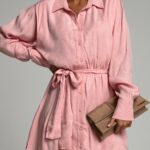 Sukienka koszulowa gładka Elva pudrowa