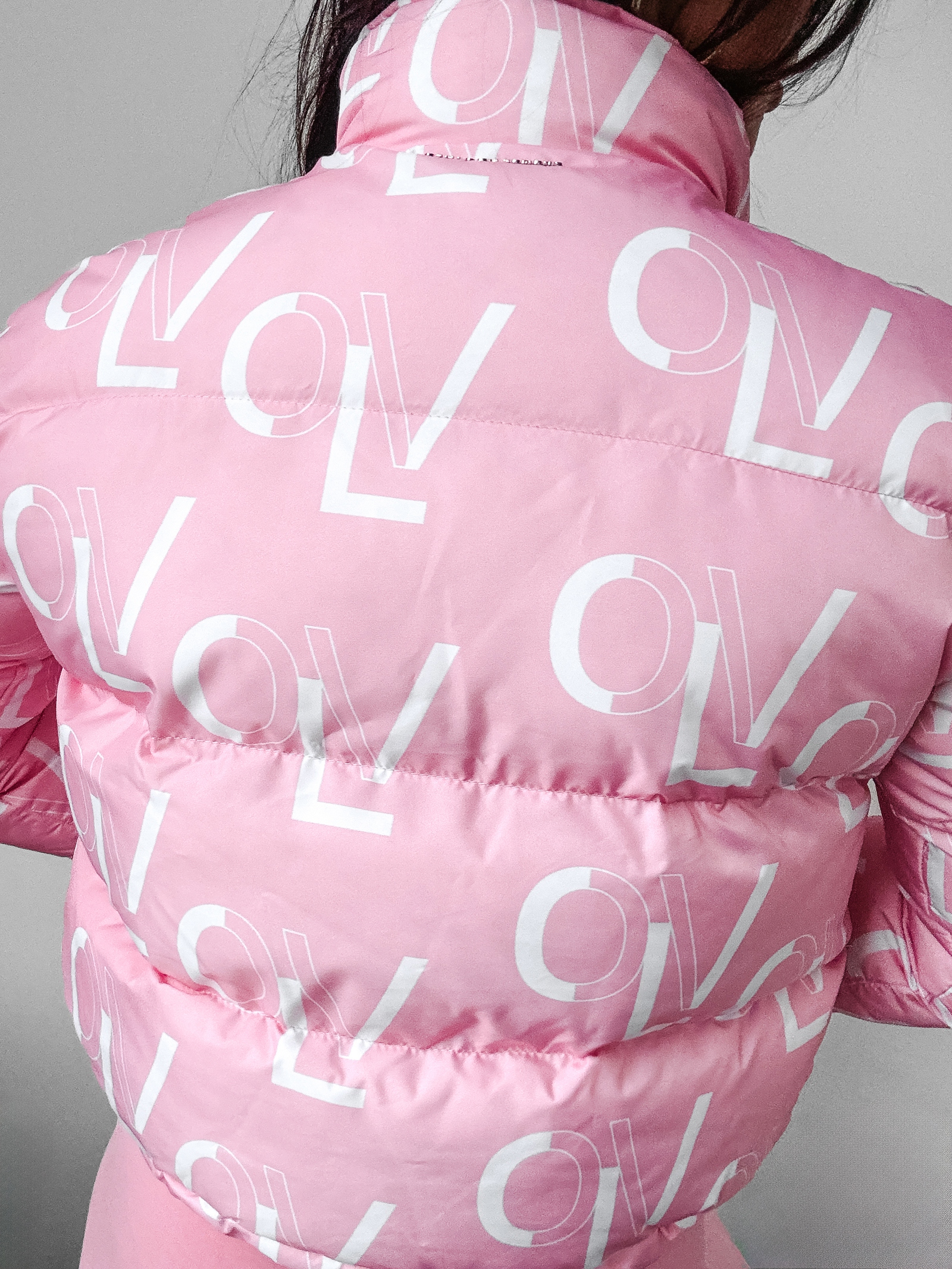 Kurtka puchowa logowana Jessy Ola Voga pudrowa Kurtka puchowa logowana Jessy Ola Voga pudrowa