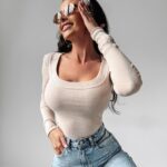 Bluzka prążkowana RANDOM OLAVOGA beżowa