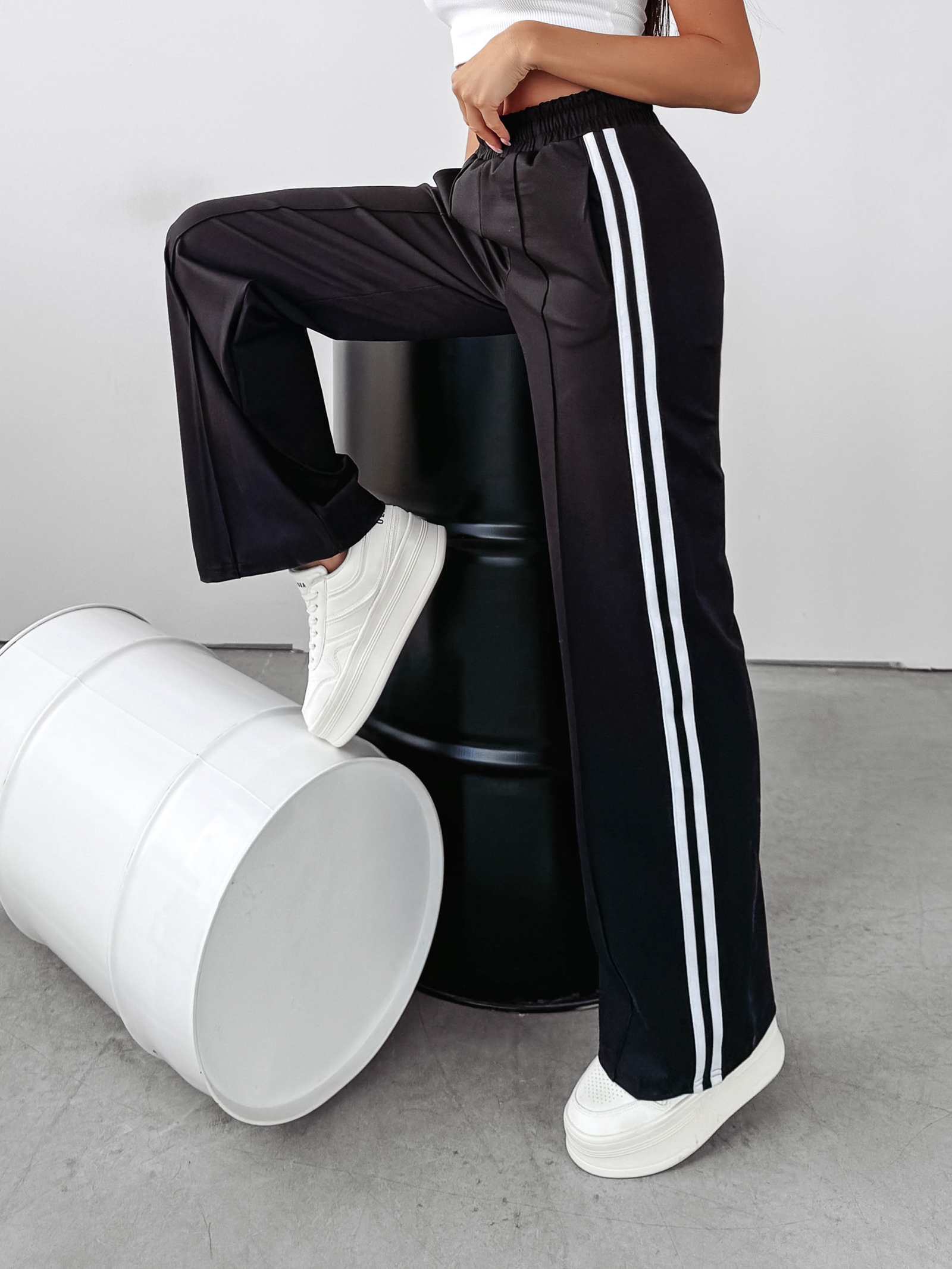 Spodnie z przeszyciami Neimy Ola Voga czarne