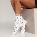 Skarpetki damskie z wzorkami "G" białe