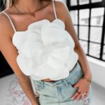 Top gorsetowy z kwiatem Bire biały