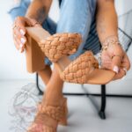 Klapki na klocku Crox Rock beżowe