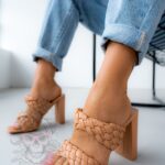 Klapki na klocku Crox Rock beżowe