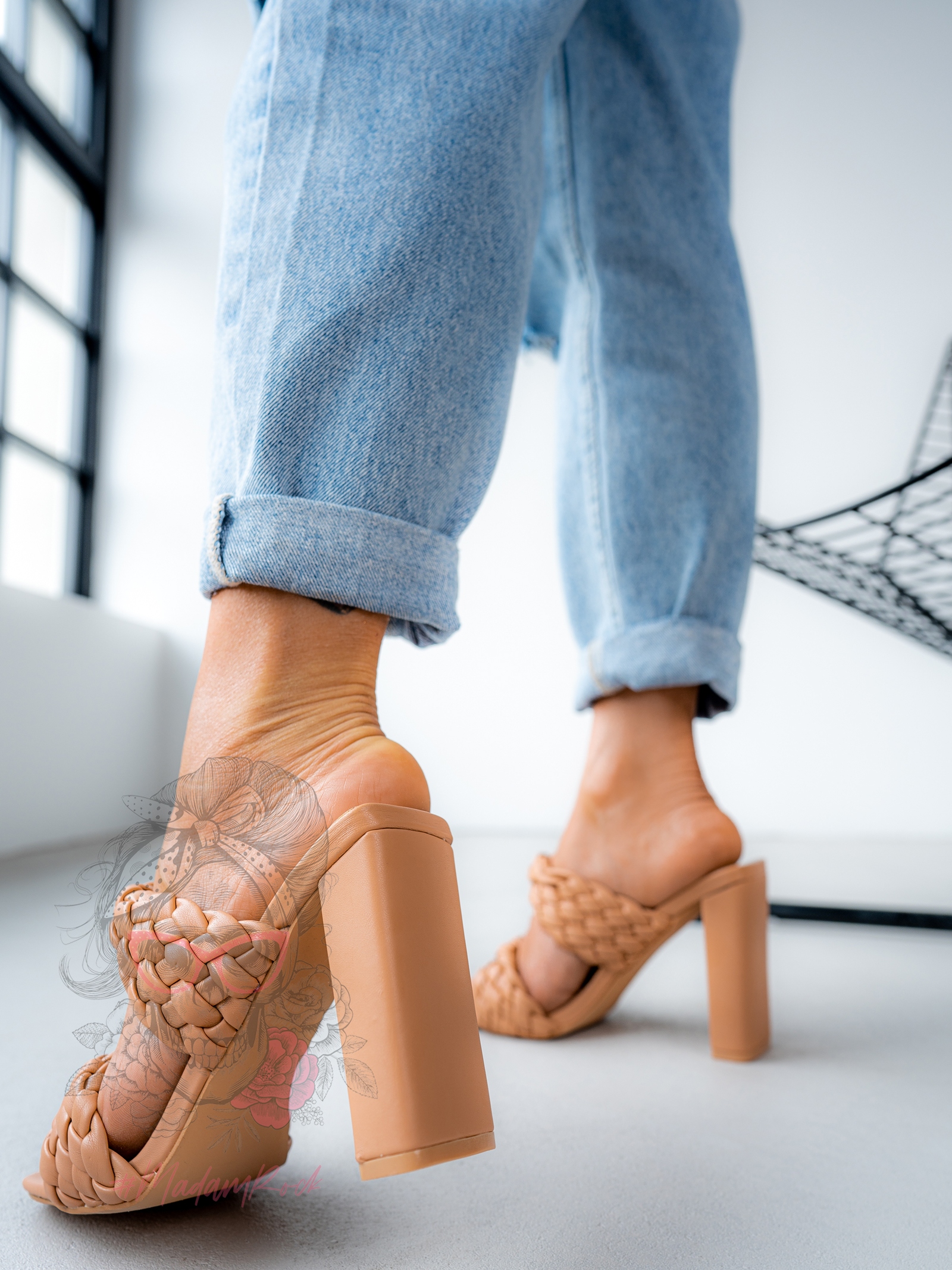 Klapki na klocku Crox Rock beżowe