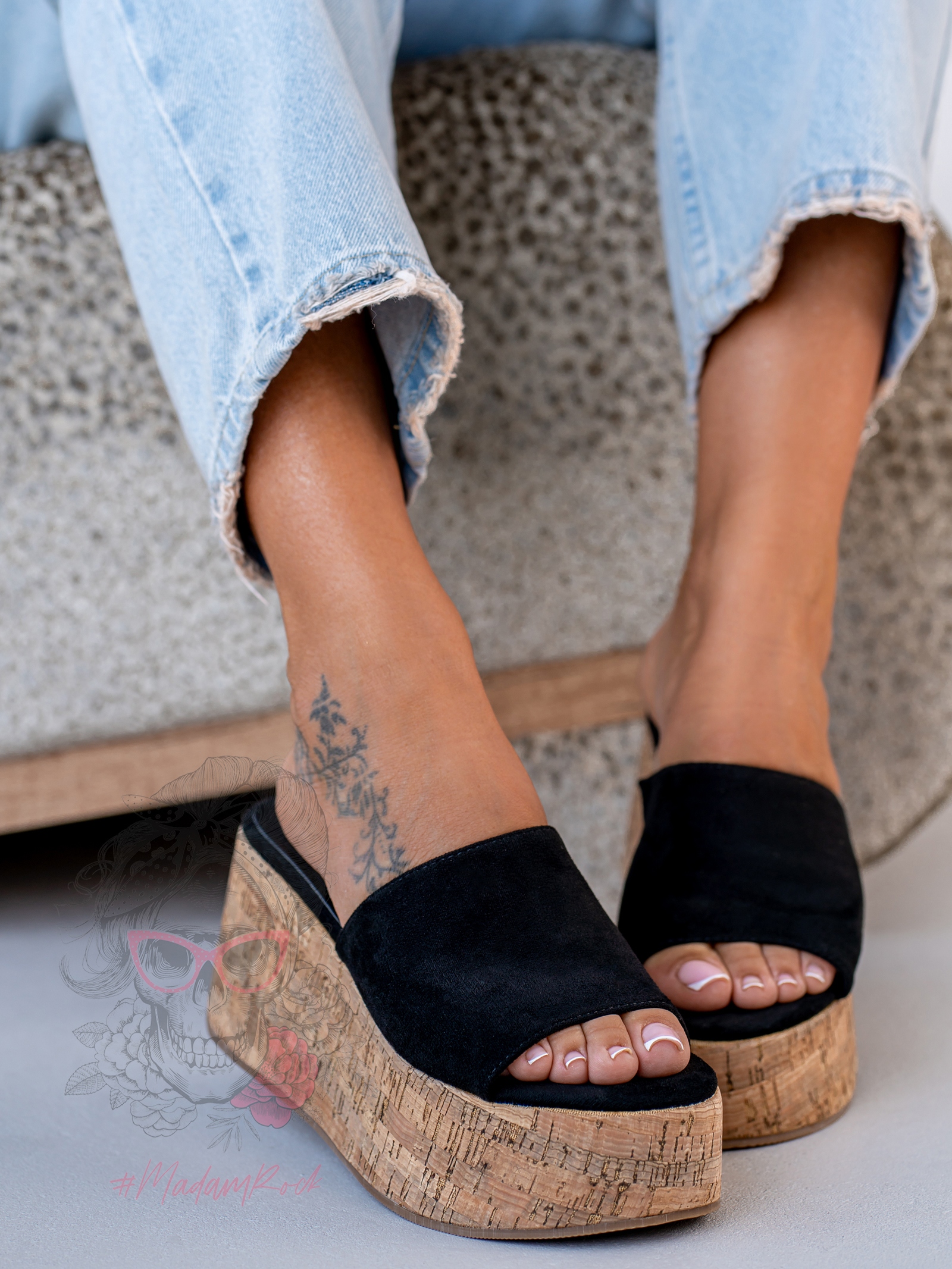 Klapki na korkowym koturnie Madam Nett czarne Klapki na korkowym koturnie Madam Nett czarne