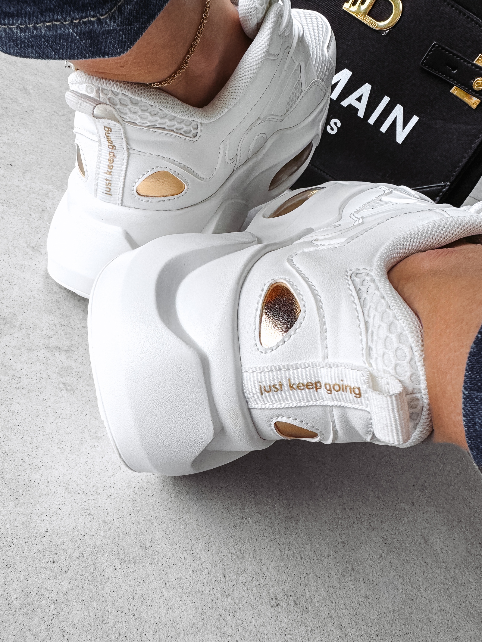 Buty sneakersy GHOST OLAVOGA białe