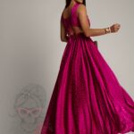 Sukienka maxi NB Merbella amarantowa w panterkę