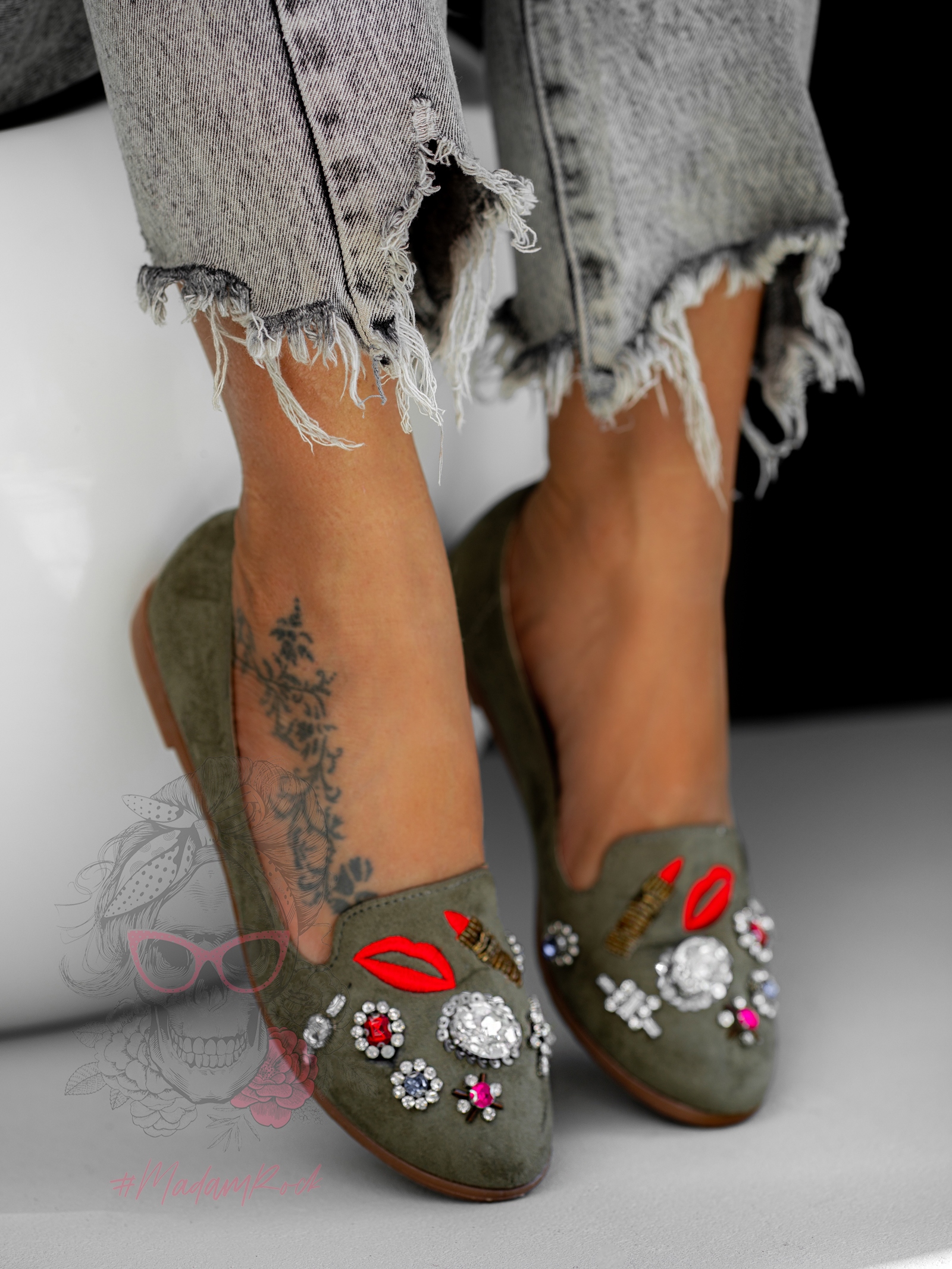 Mokasyny klasyczne z aplikacją Madam Lips khaki