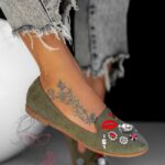 Mokasyny klasyczne z aplikacją Madam Lips khaki