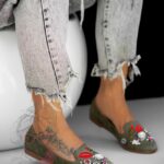 Mokasyny klasyczne z aplikacją Madam Lips khaki