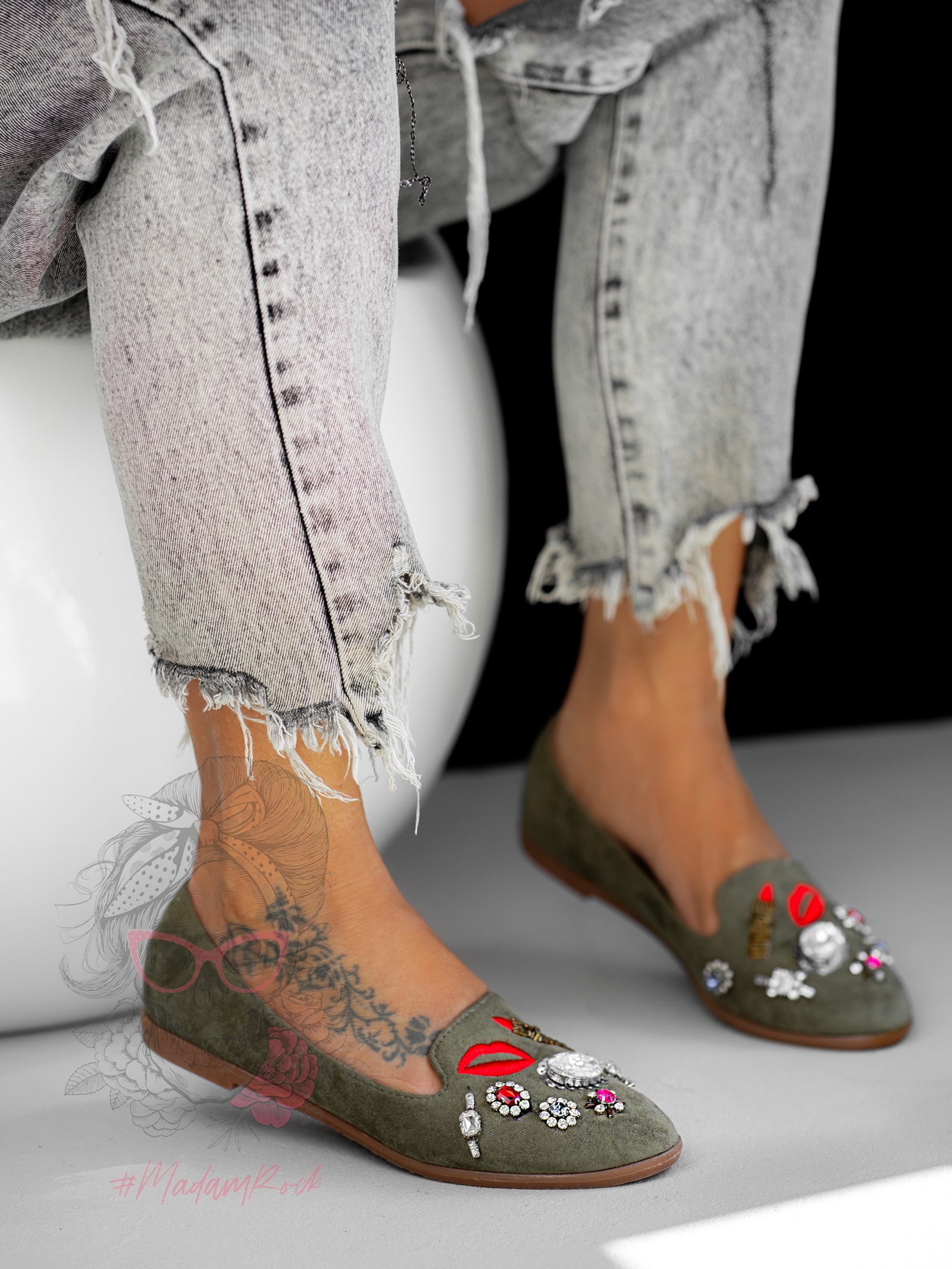 Mokasyny klasyczne z aplikacją Madam Lips khaki