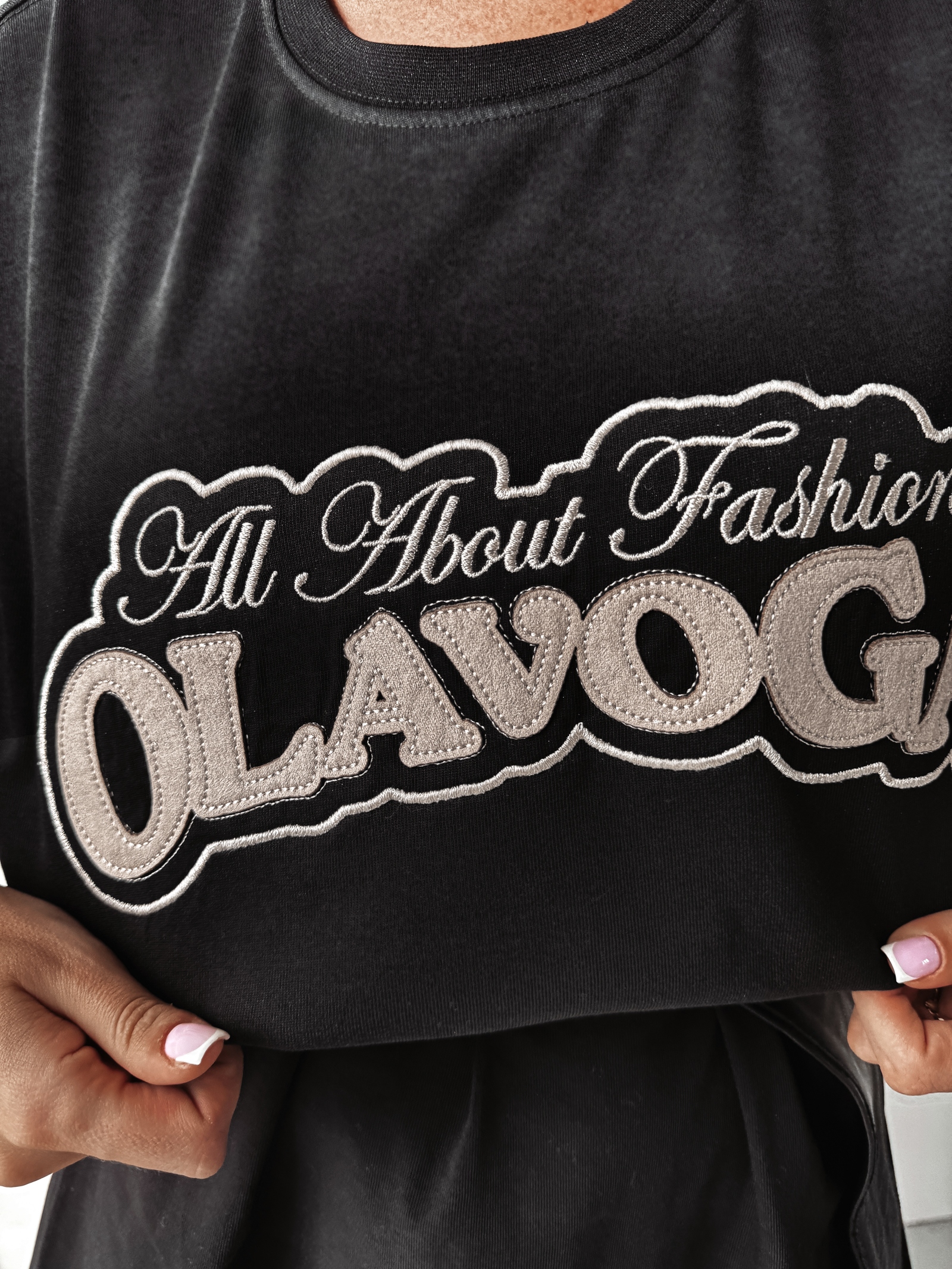 Sukienka t-shirtowa oversize About Ola Voga czarna