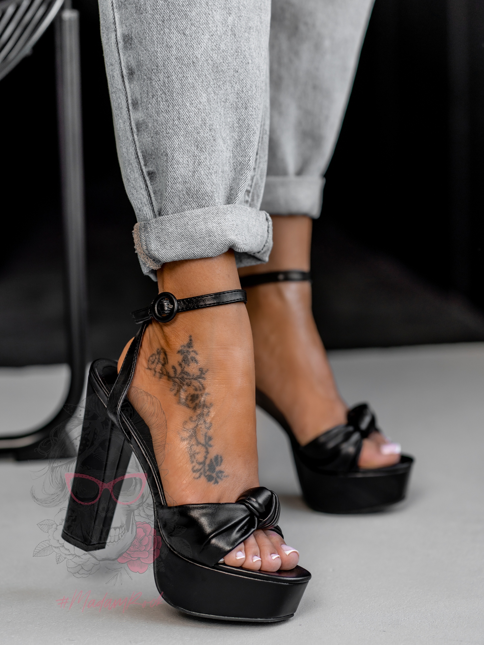 Sandały na słupku Madam Pobia czarne