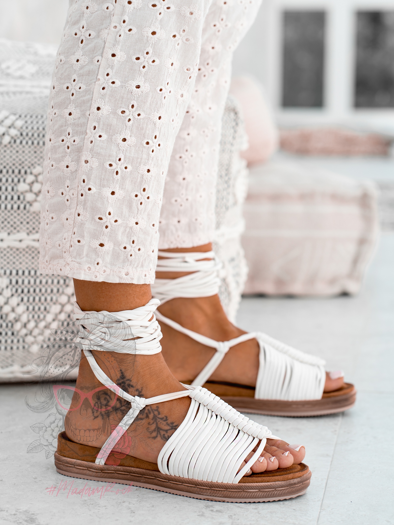 Sandały wiązane Madam Pago białe