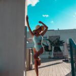 Body dopasowane z wycięciem Selia Ola Voga błękitne