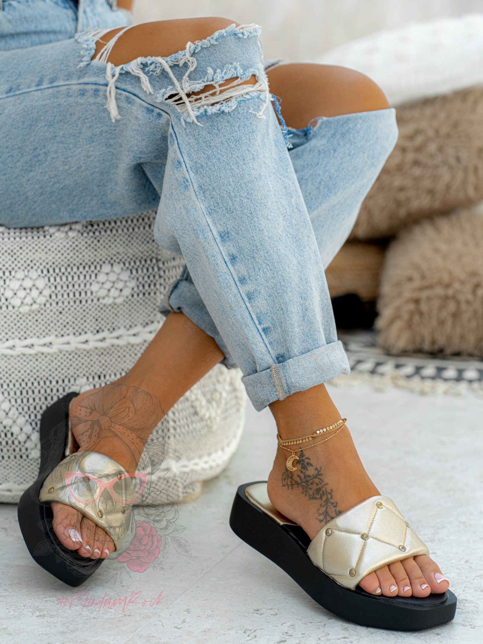 Klapki skórzane Madam Apart złote z czarną podeszwą