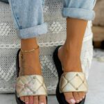 Klapki skórzane Madam Apart złote z czarną podeszwą