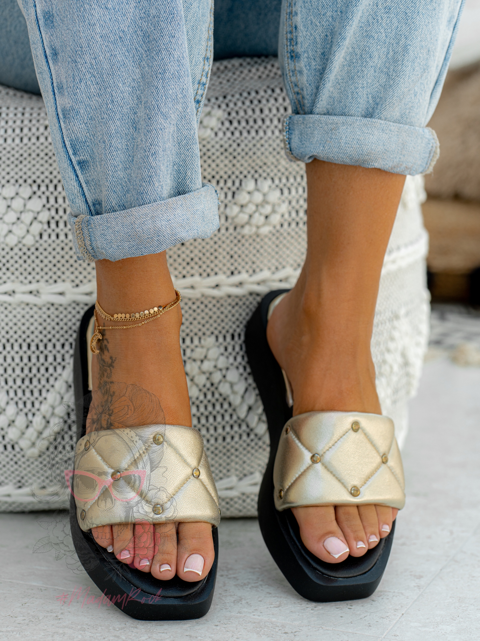 Klapki skórzane Madam Apart złote z czarną podeszwą