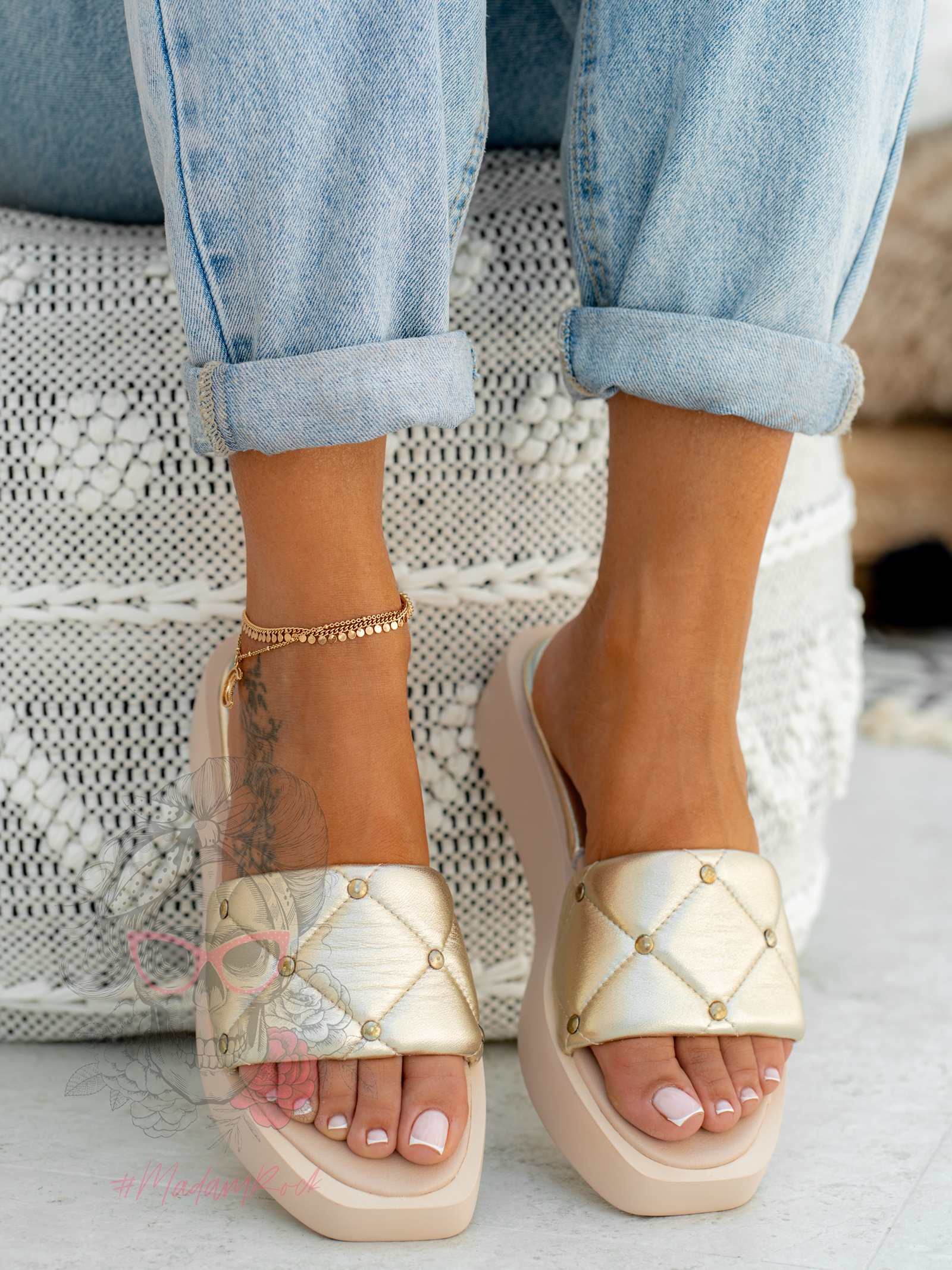 Klapki skórzane Madam Apart złote z jasną podeszwą