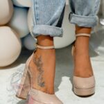 Czółenka lakierowane na słupku Madam Guees beżowe