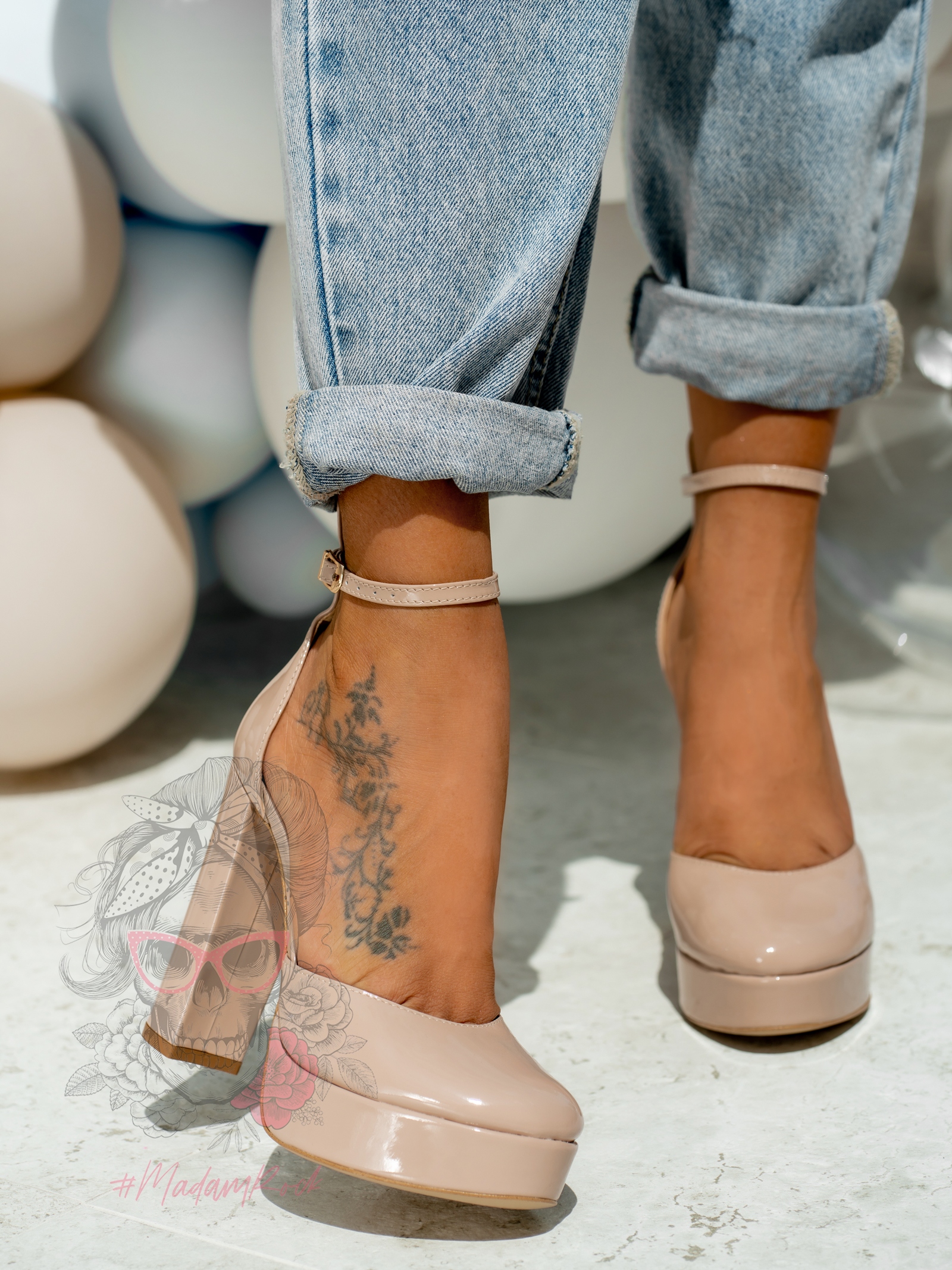 Czółenka lakierowane na słupku Madam Guees beżowe