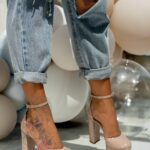 Czółenka lakierowane na słupku Madam Guees beżowe