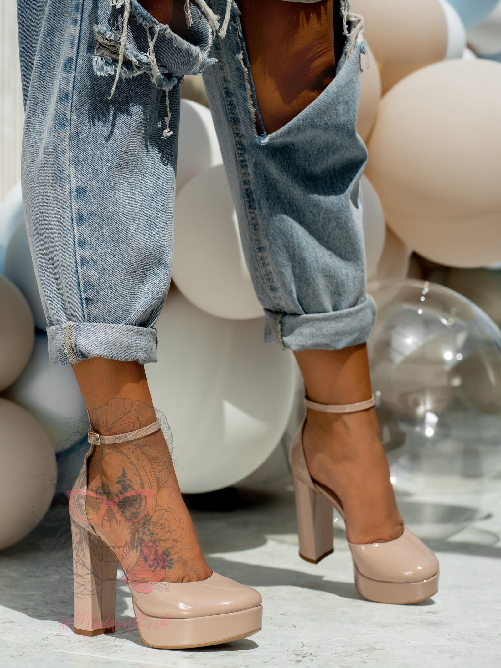 Czółenka lakierowane na słupku Madam Guees beżowe Czółenka lakierowane na słupku Madam Guees beżowe