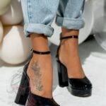 Czółenka lakierowane na słupku Madam Guees czarne