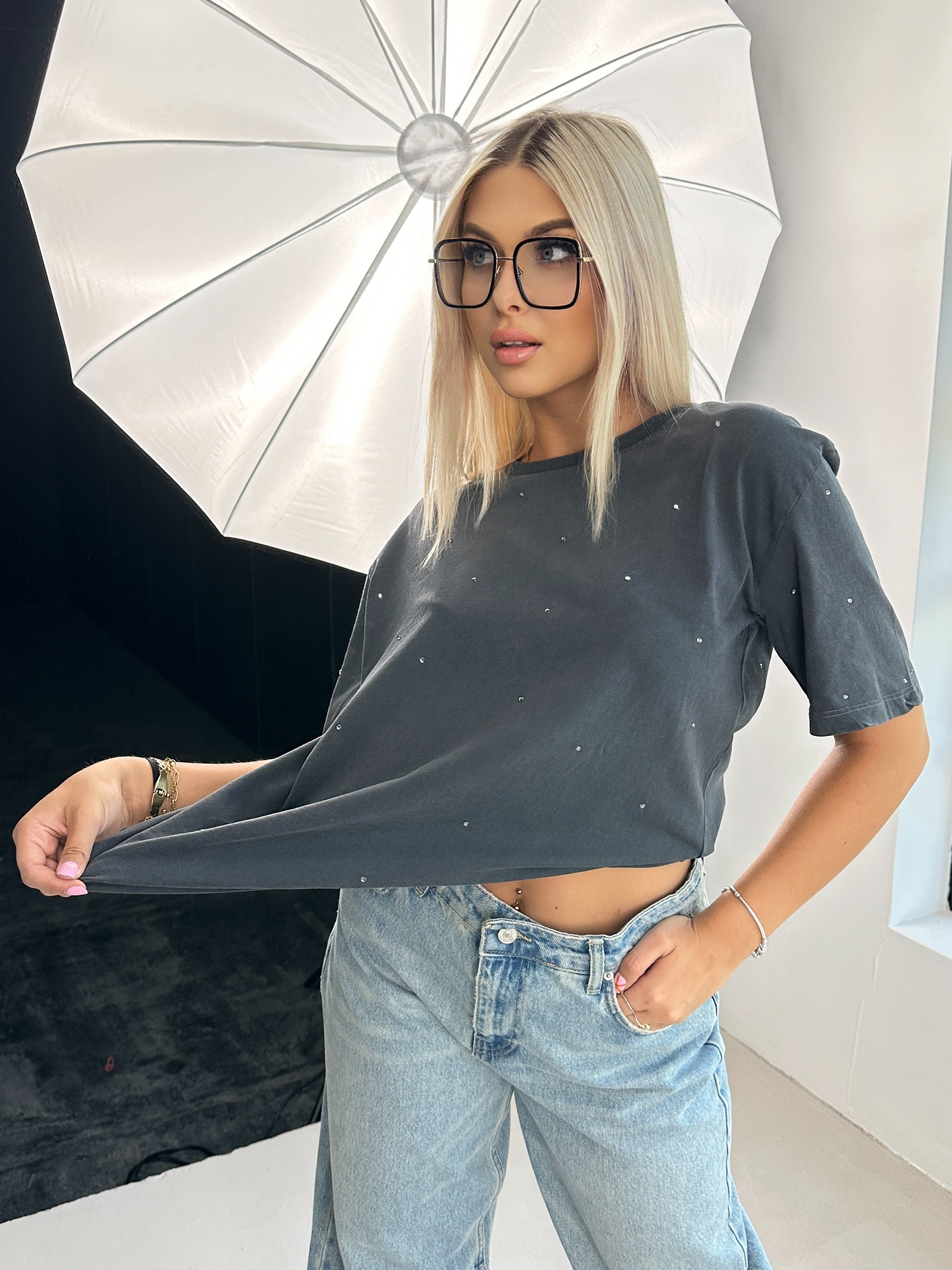 T-shirt dekatyzowany z cyrkoniami Berbo grafitowy