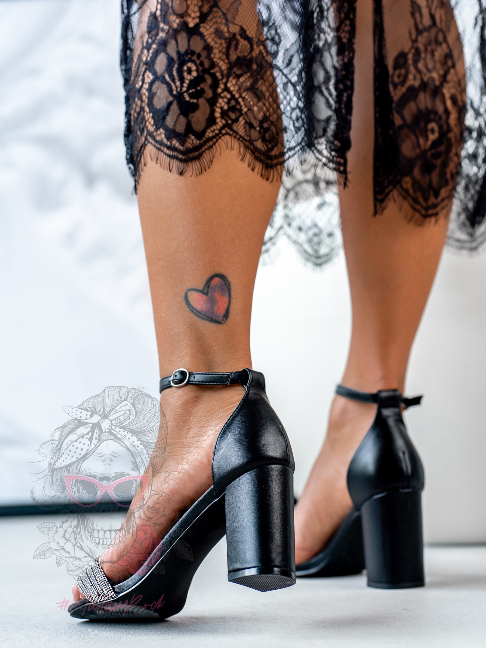 Sandały na słupku Madam Poes czarne