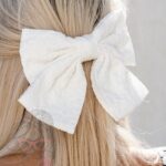 Spinka kokarda Lili wytłaczana ecru