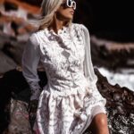 Sukienka gipiurowa z siatką Lalla beżowo-biała