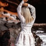 Sukienka gipiurowa z siatką Lalla beżowo-biała