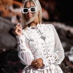 Sukienka gipiurowa z siatką Lalla beżowo-biała