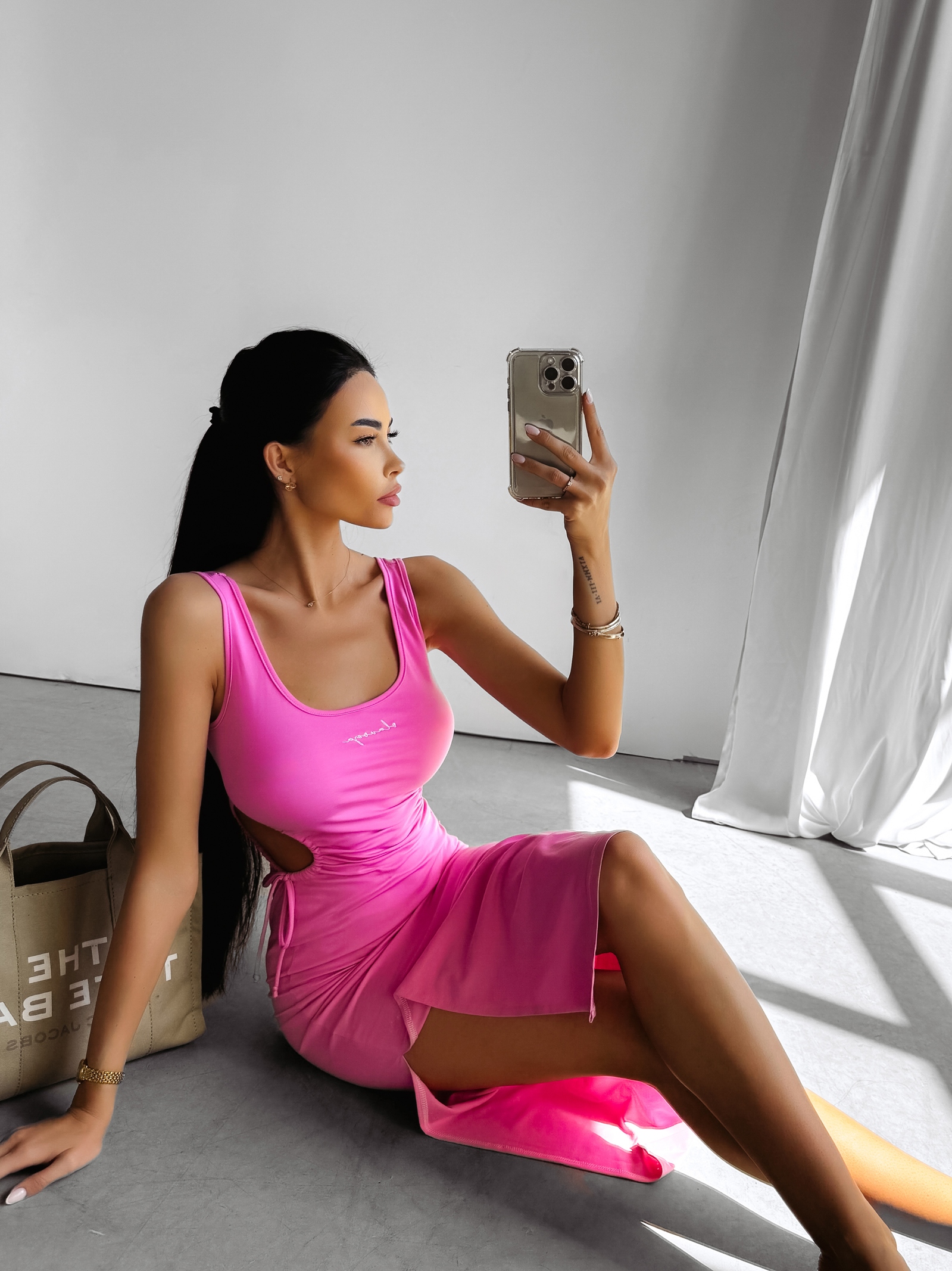 Sukienka midi z wycięciami Selima Ola Voga różowa