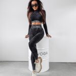 Komplet dopasowany sportowy MEG OLAVOGA czarny dekatyzowany