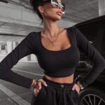 Top krótki bawełniany basic AKIKO OLAVOGA czarny