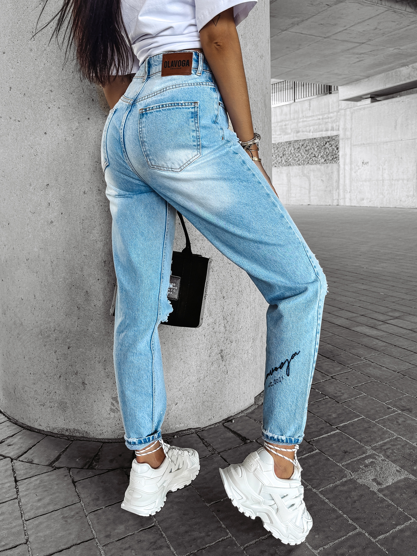 Spodnie przecierane mom jeans MESS OLAVOGA jasnoniebieskie