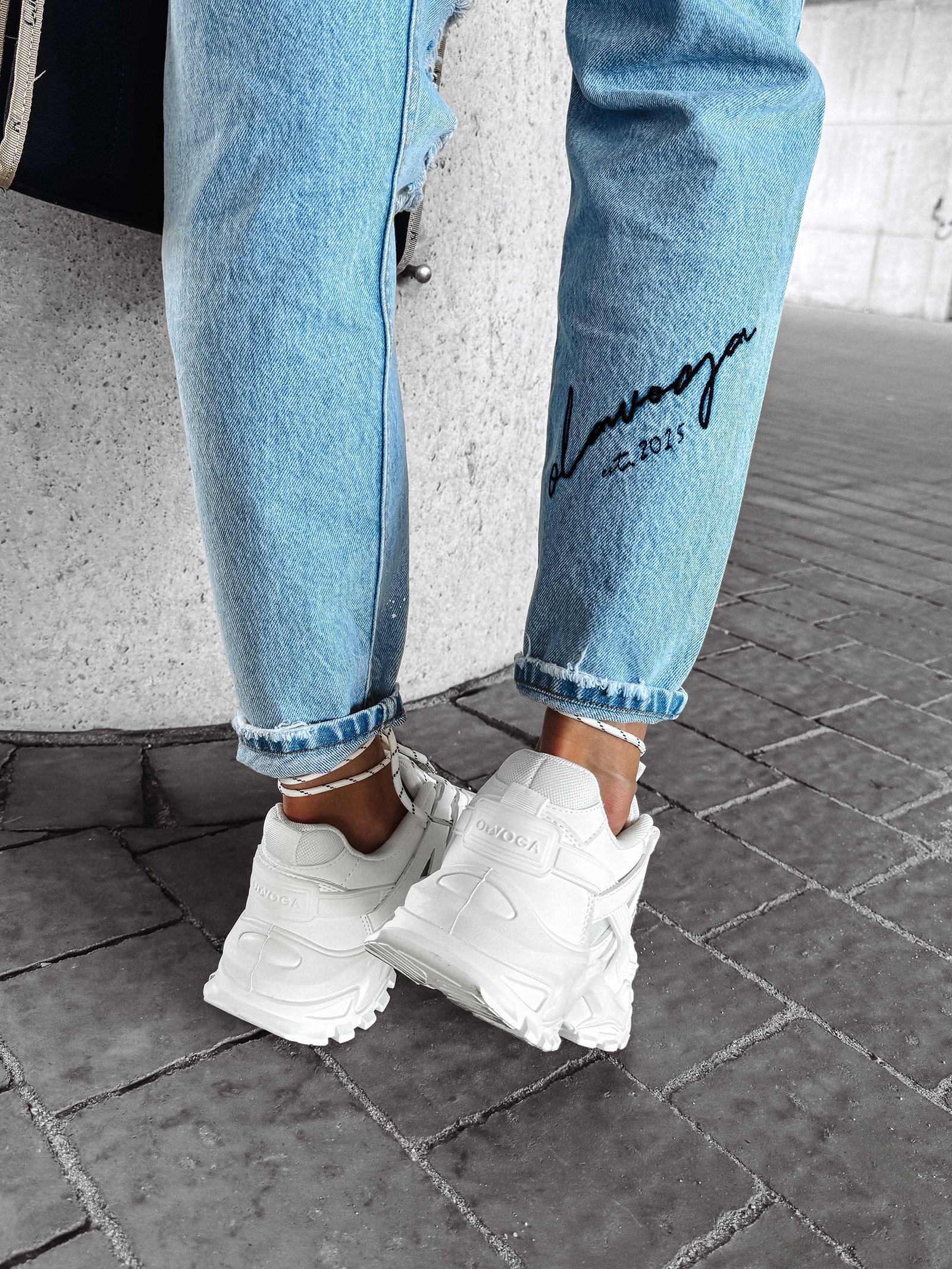 Spodnie przecierane mom jeans MESS OLAVOGA jasnoniebieskie