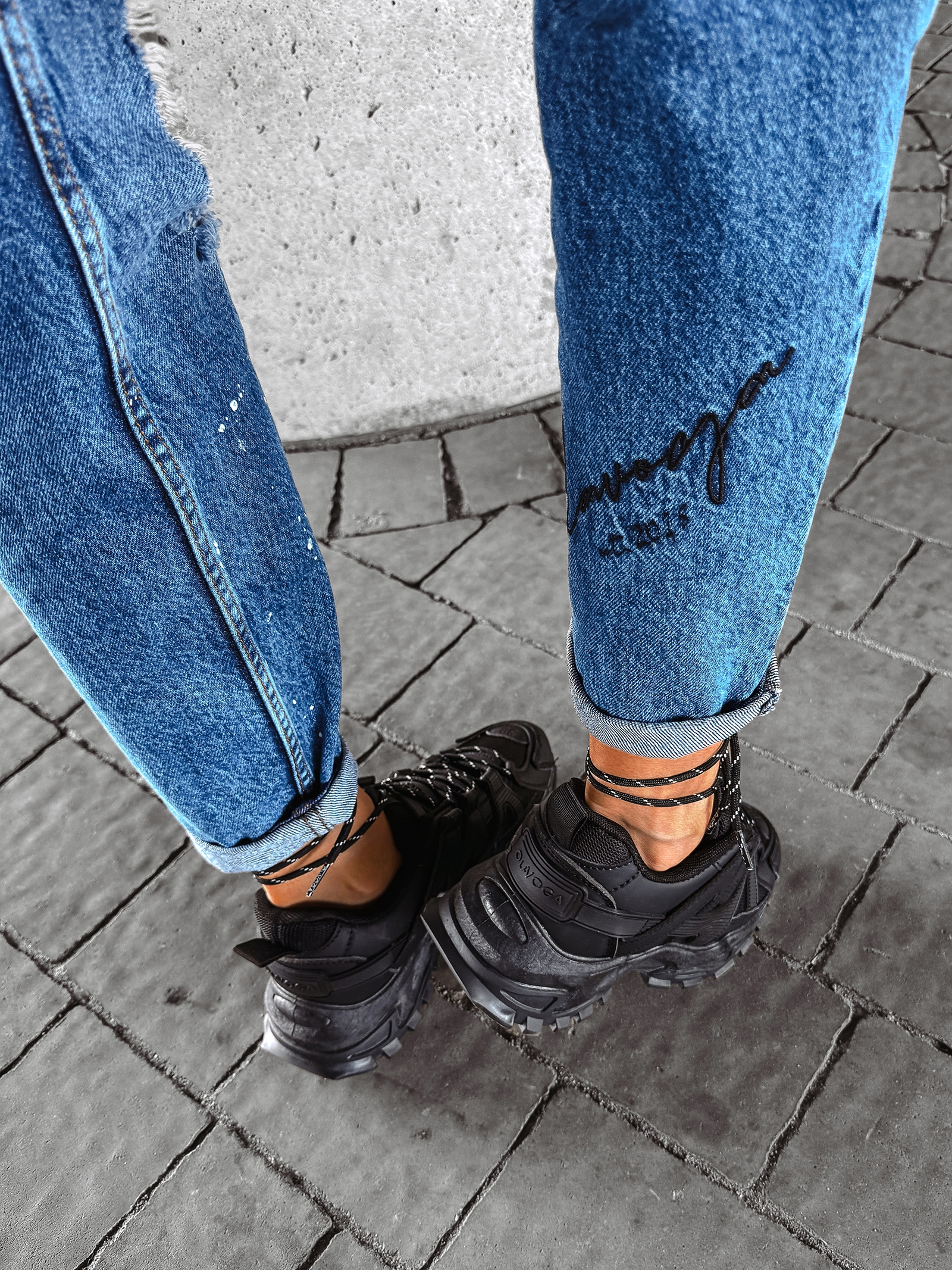 Spodnie przecierane mom jeans MESS OLAVOGA niebieskie Spodnie przecierane mom jeans MESS OLAVOGA niebieskie