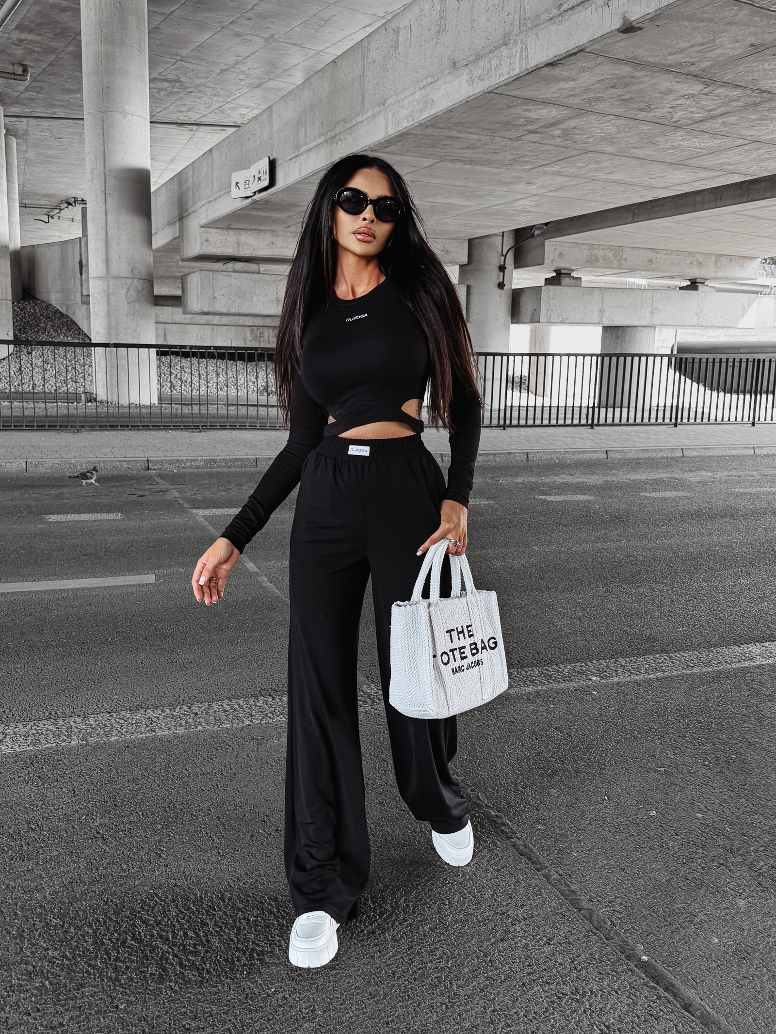 Komplet casualowy damski ARABELA OLAVOGA czarny