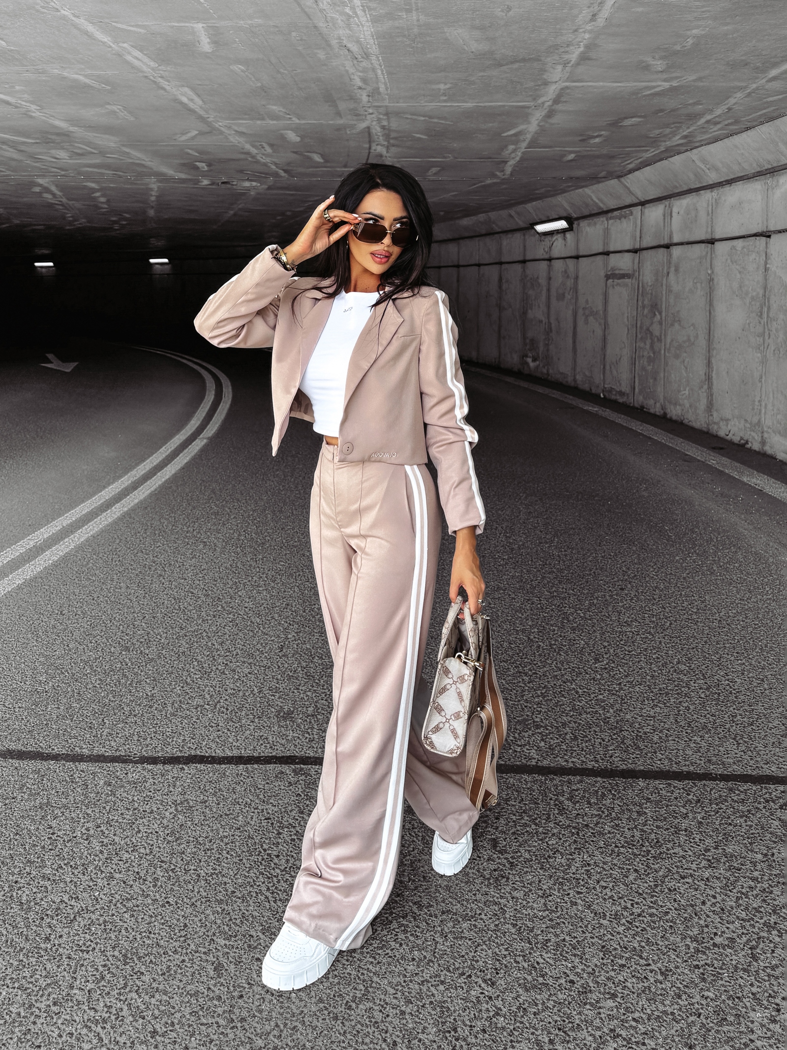 Marynarka krótka z lampasami HEATHER OLAVOGA beżowa Marynarka krótka z lampasami HEATHER OLAVOGA beżowa