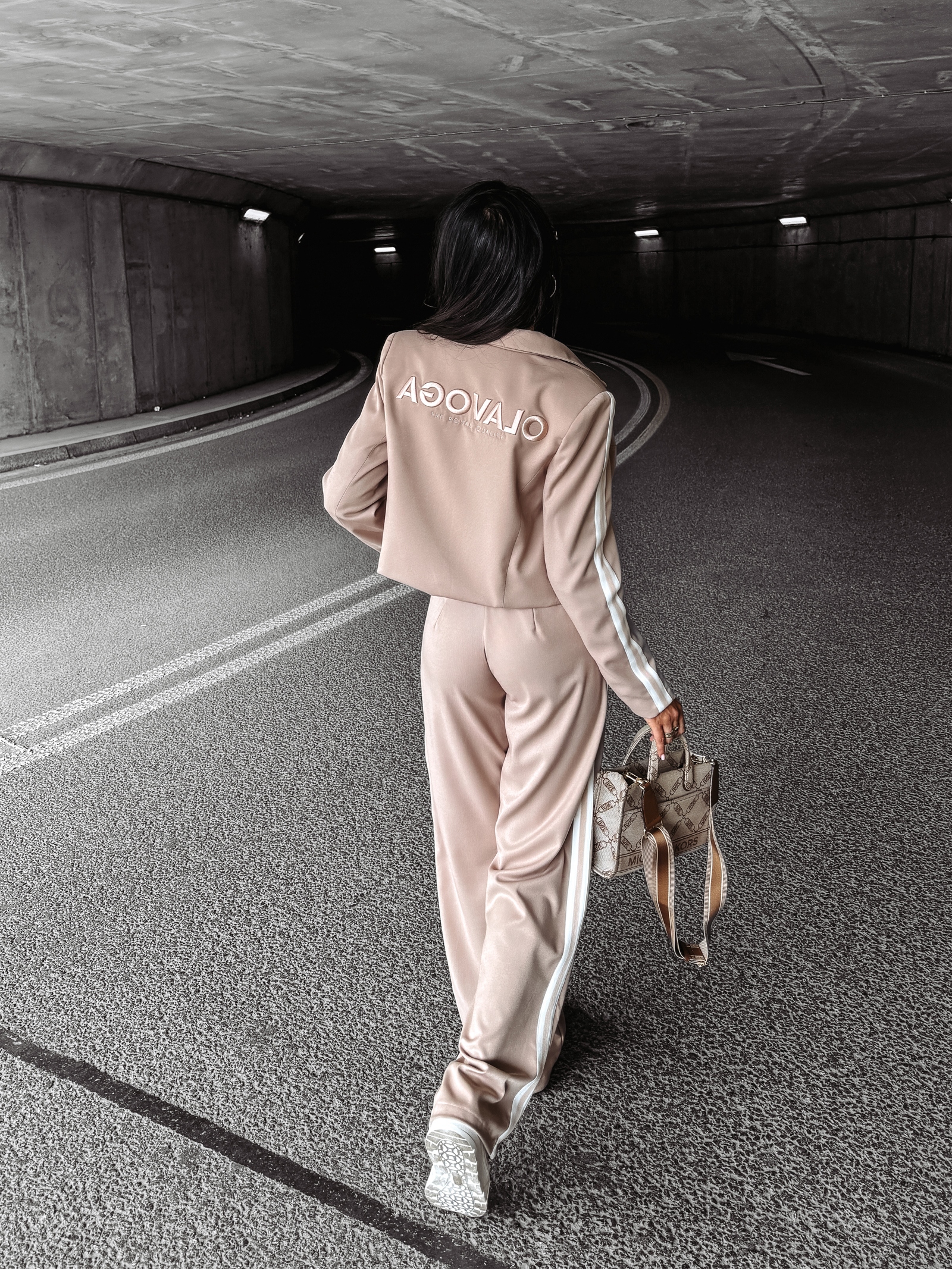 Marynarka krótka z lampasami HEATHER OLAVOGA beżowa Marynarka krótka z lampasami HEATHER OLAVOGA beżowa