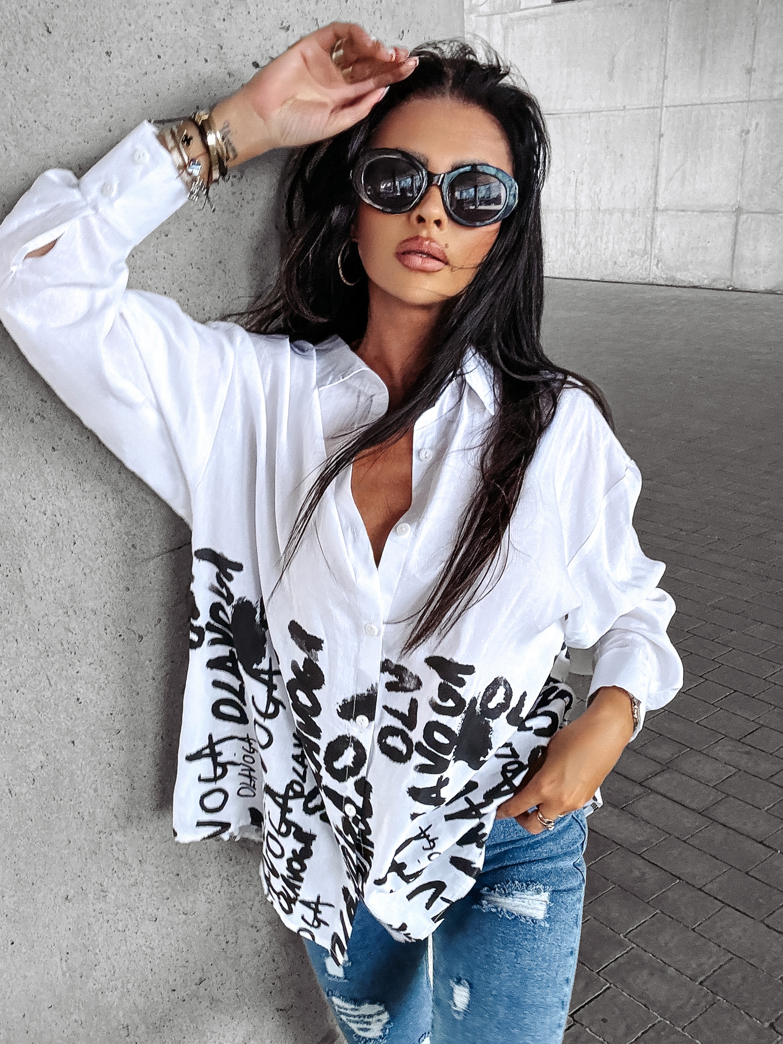 Koszula oversize z nadrukiem BLACKMORE OLAVOGA biała Koszula oversize z nadrukiem BLACKMORE OLAVOGA biała