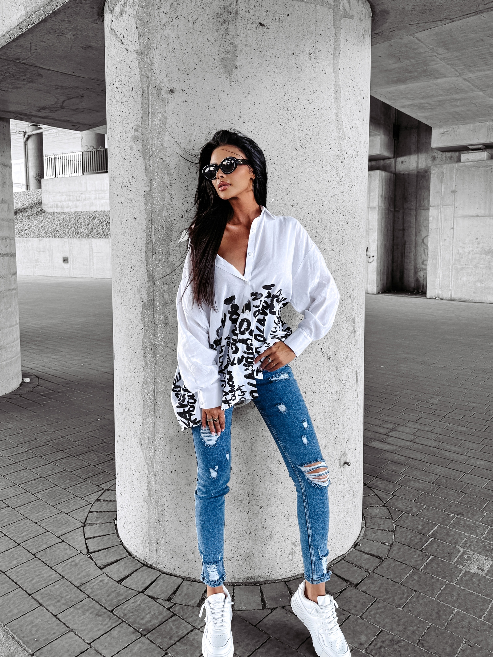 Koszula oversize z nadrukiem BLACKMORE OLAVOGA biała Koszula oversize z nadrukiem BLACKMORE OLAVOGA biała