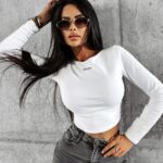 Bluzka z minimalistycznym logo ATTIRE OLAVOGA biała